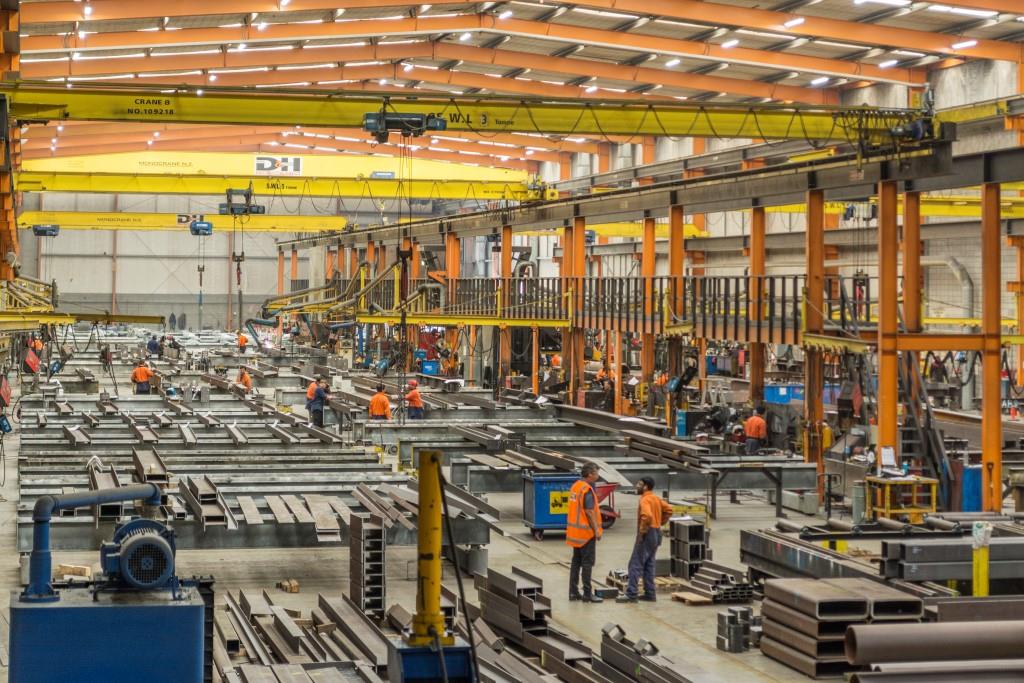 خرید آهن آلات صنعتی در خط تولید کارخانه